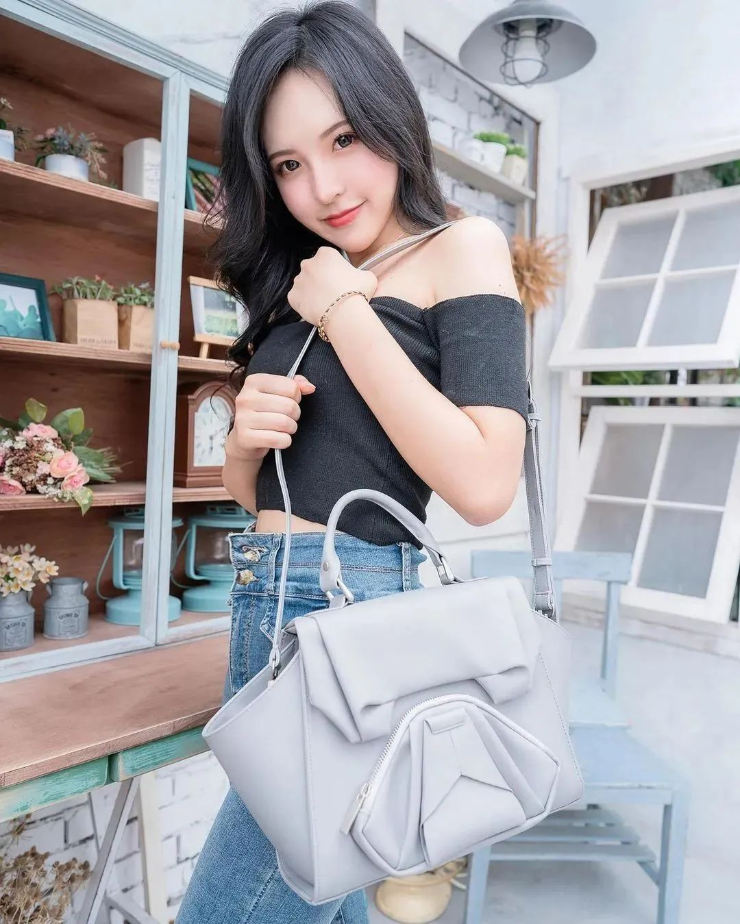 美女壁纸丨李优，长相出众、身材犯规的美女美甲师
