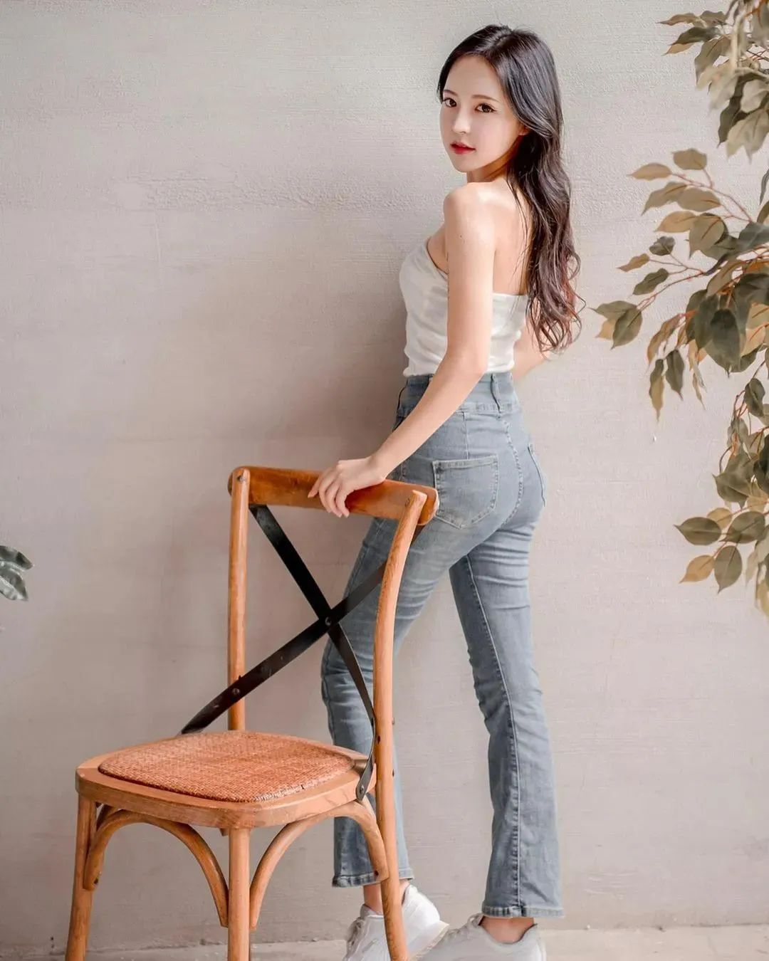 美女壁纸丨李优，长相出众、身材犯规的美女美甲师