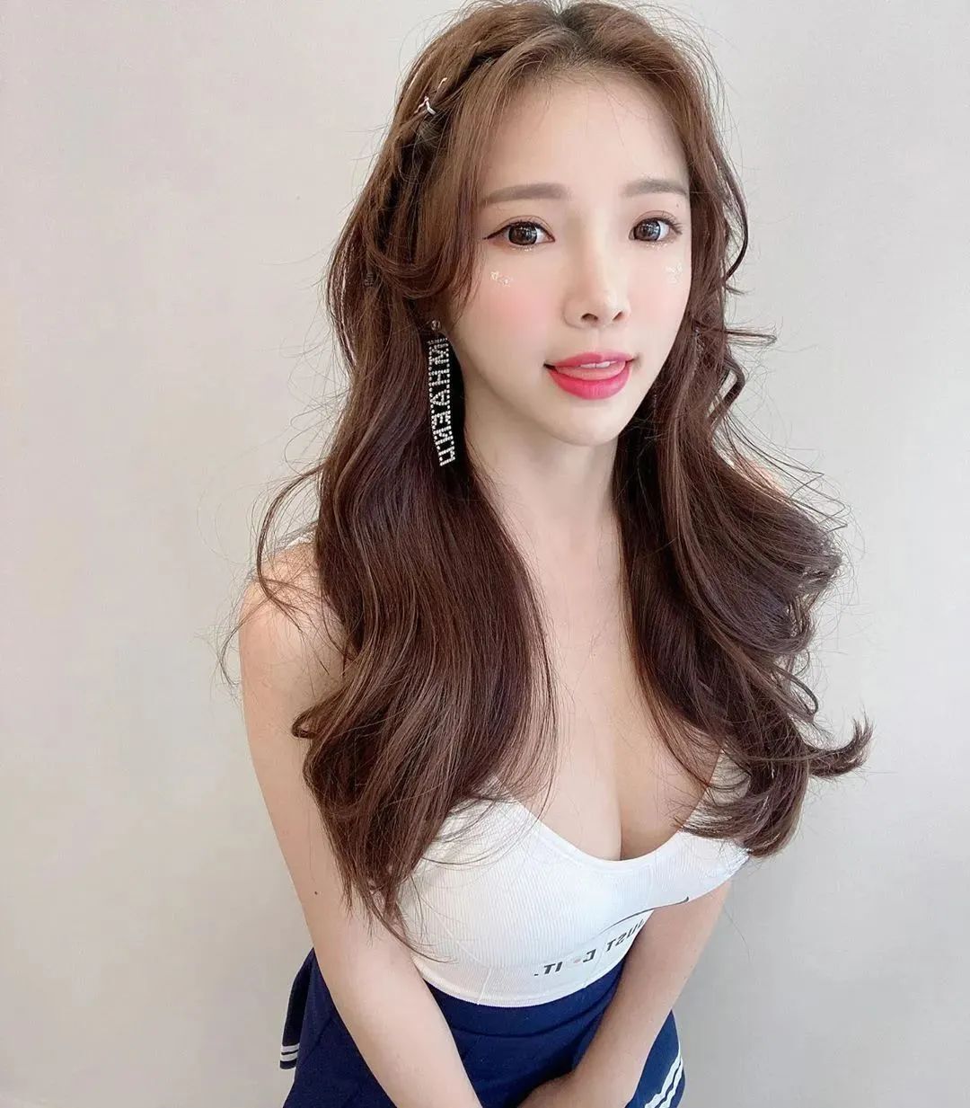 美女壁纸丨蓝星蕾，长相甜美可人的网红美女