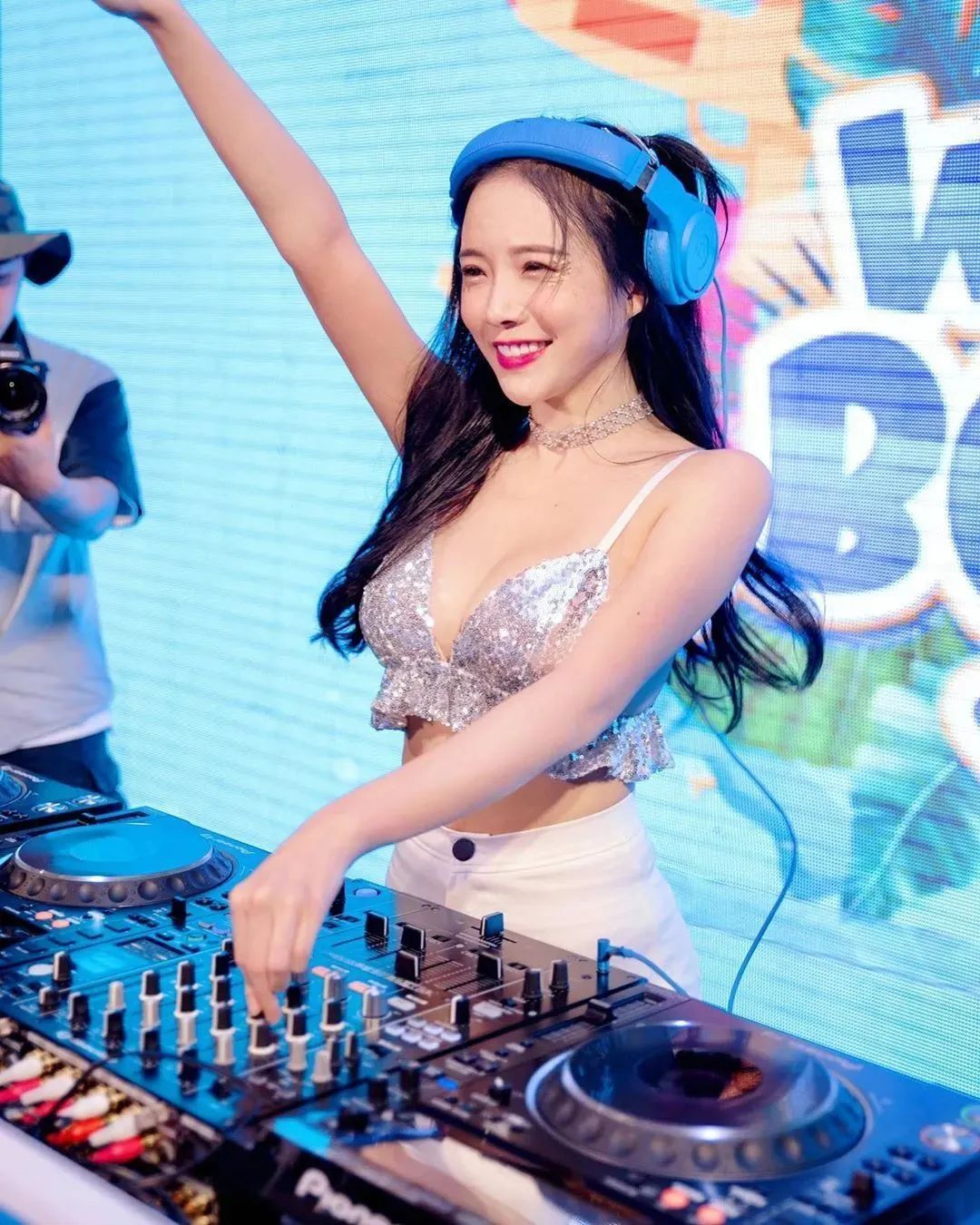 美女壁纸丨蓝星蕾，长相甜美可人的网红美女