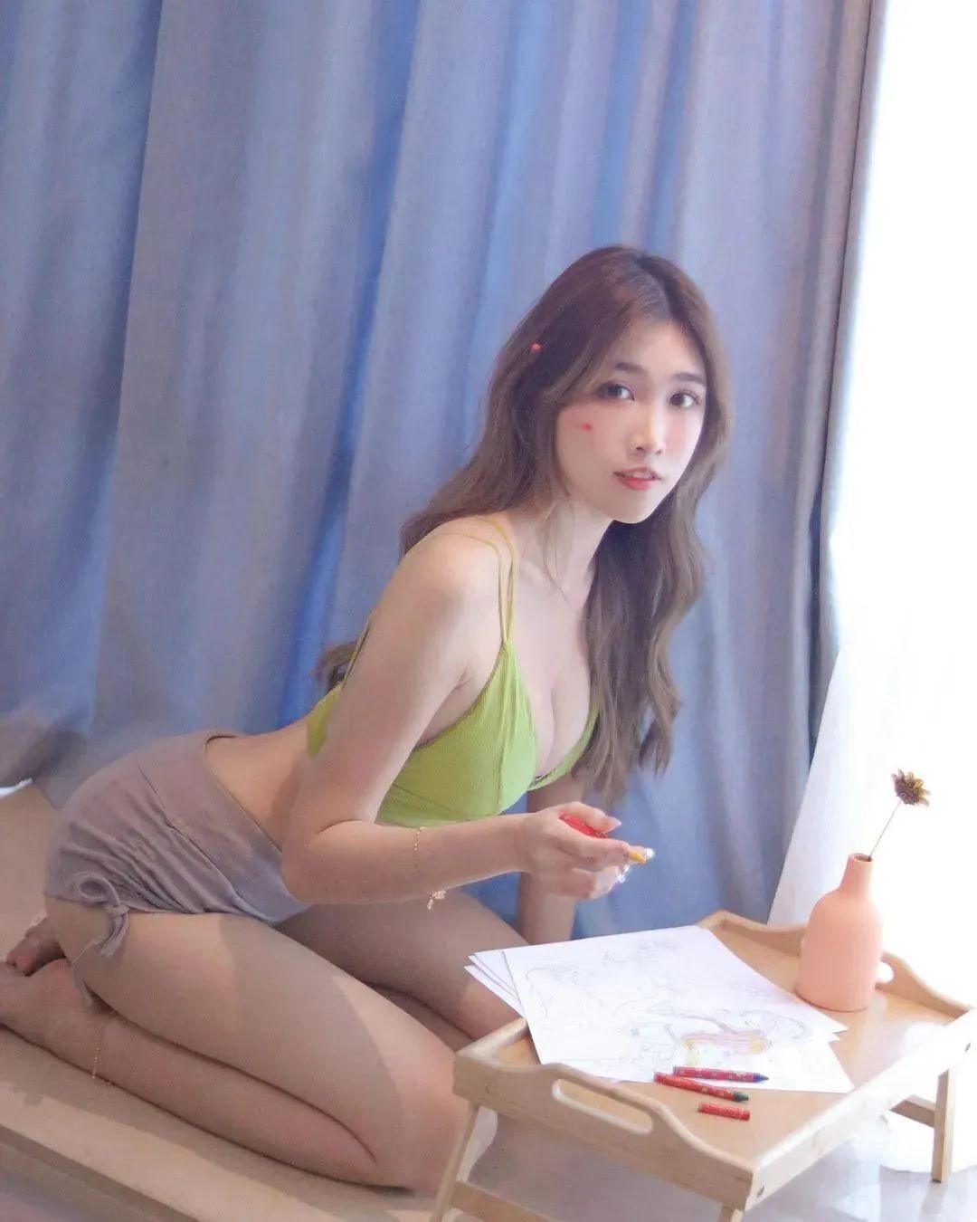 粉朵拉，美艳动人的网红美女