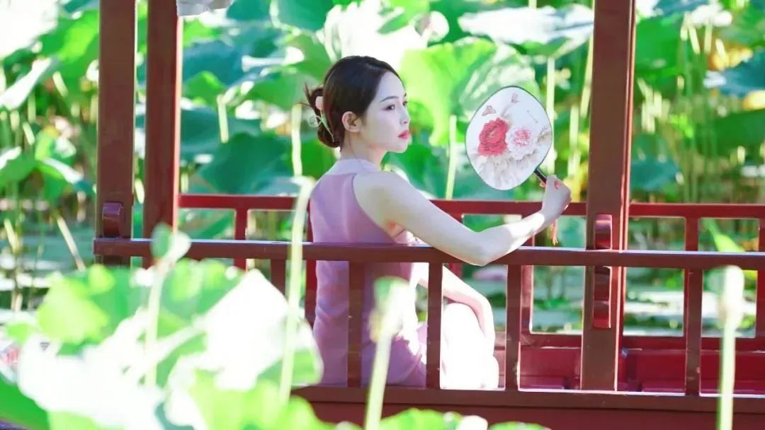 王钟瑶，一袭粉色旗袍连衣裙，宛如气质优雅的古典美人