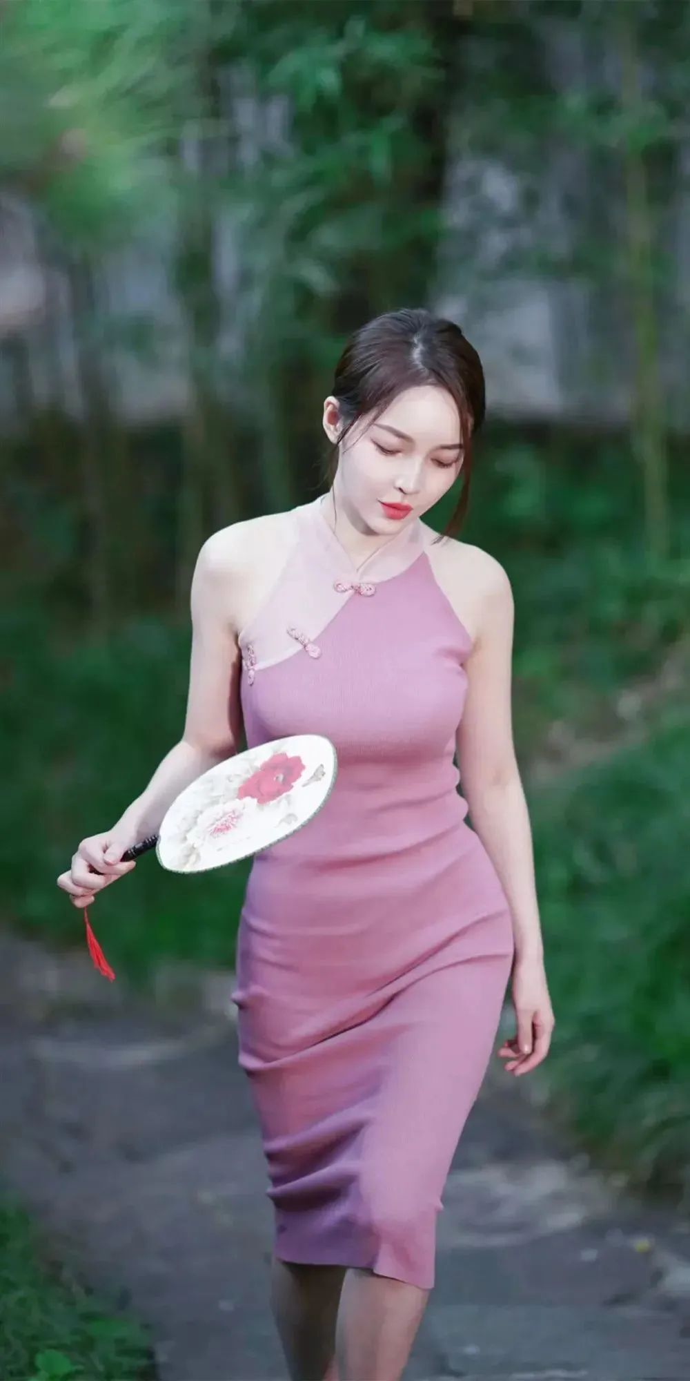 王钟瑶，一袭粉色旗袍连衣裙，宛如气质优雅的古典美人