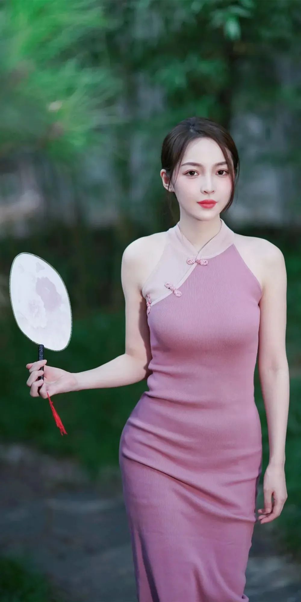 王钟瑶，一袭粉色旗袍连衣裙，宛如气质优雅的古典美人