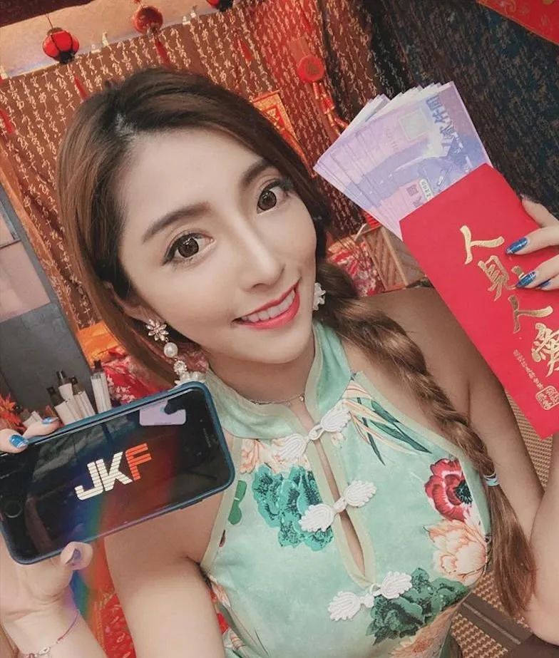 李佳玲，才貌双全惹人爱的网红美女