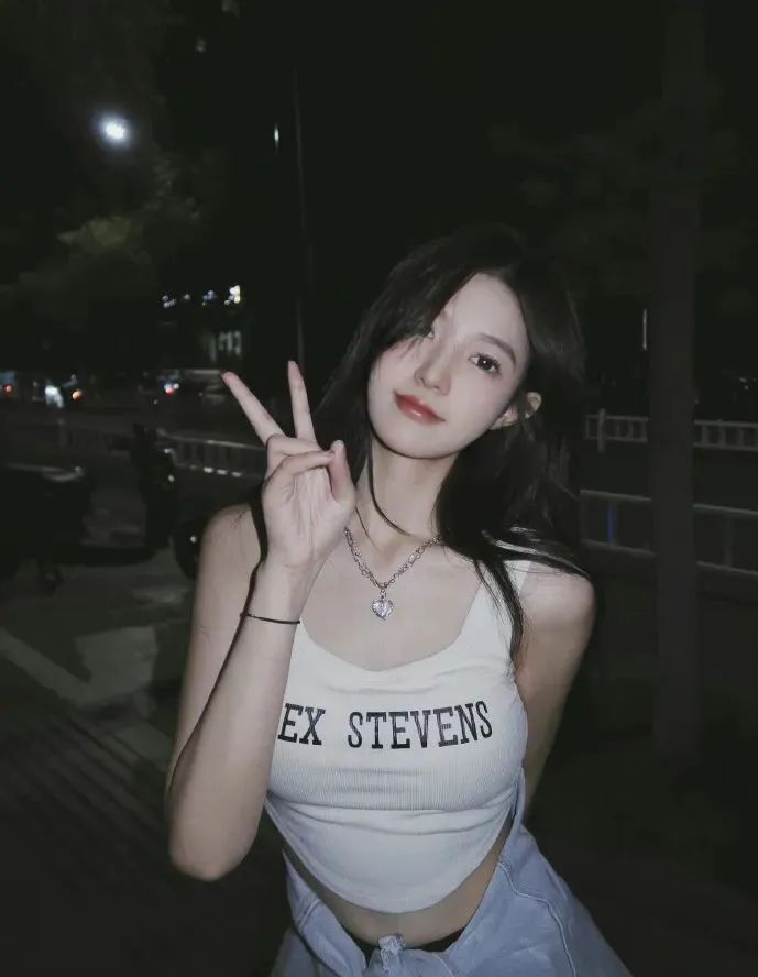 北影校花邓子怡，甜美迷人的00后小美女