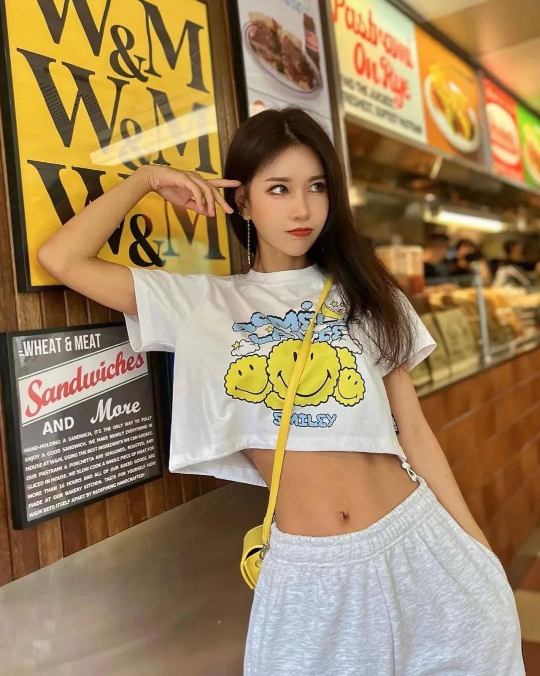 韩国网红朴时贤，集甜美与性感于一身的美女车模