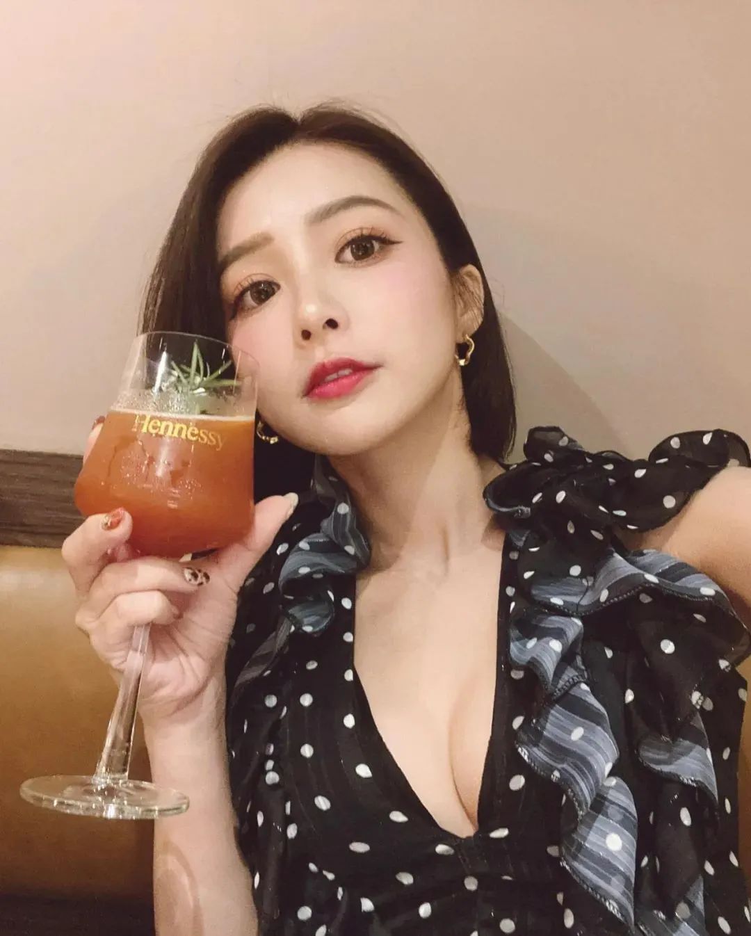 台湾网红简彤羽，才貌双全的美女模特