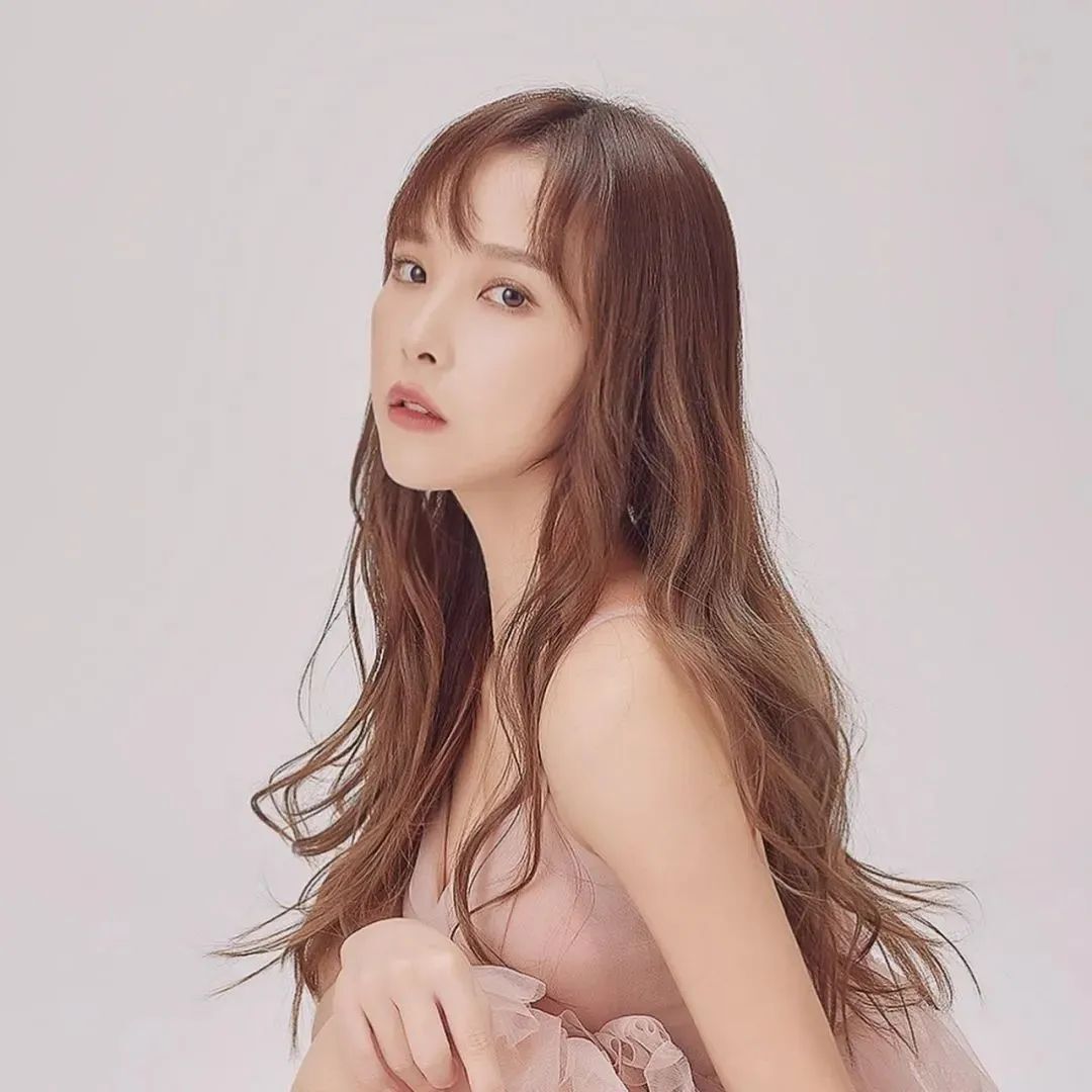 台湾网红叶骞逸，甜美迷人的啦啦队女神