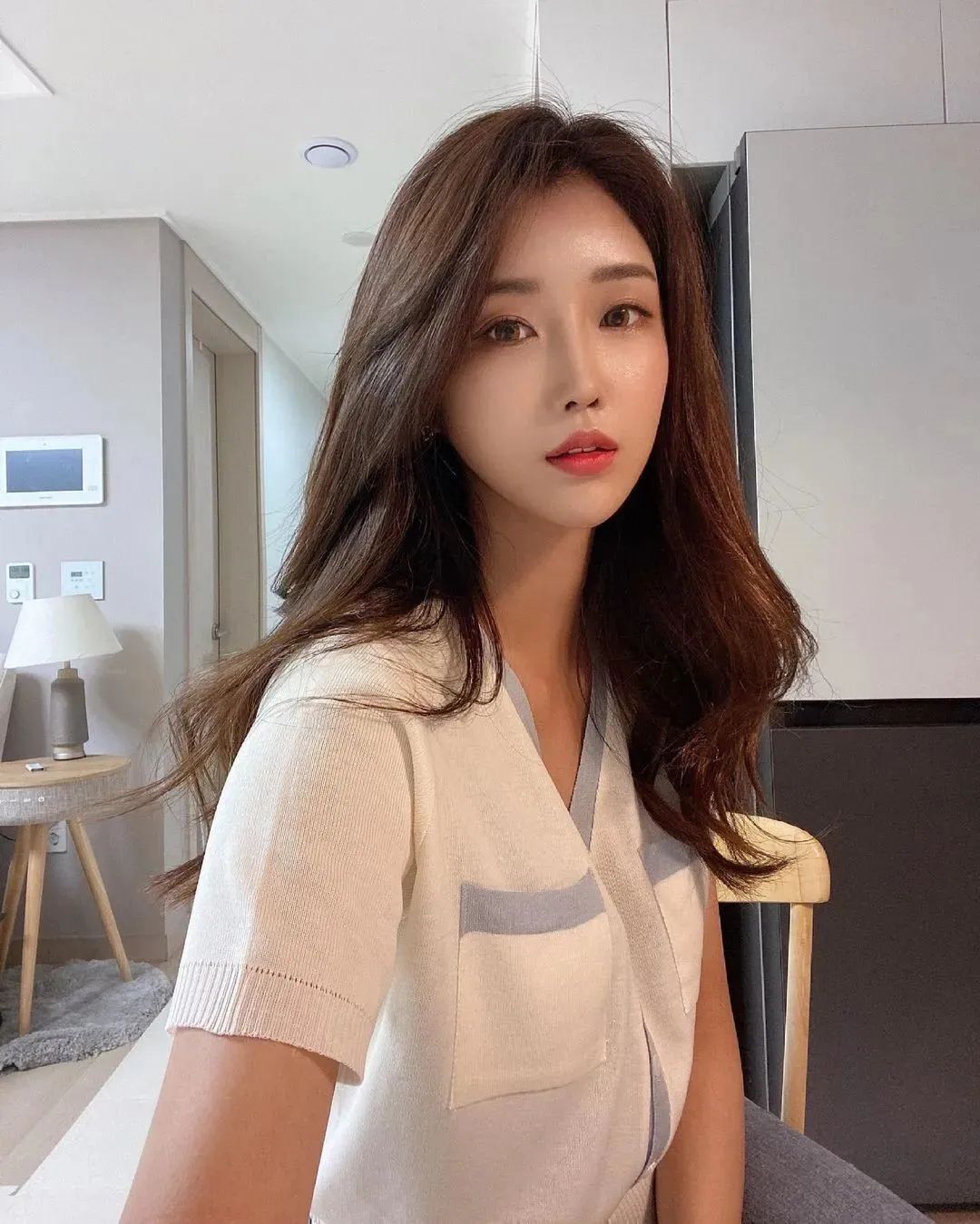 韩国最美车模柳多妍，至今单身未婚的她，32岁仍如少女