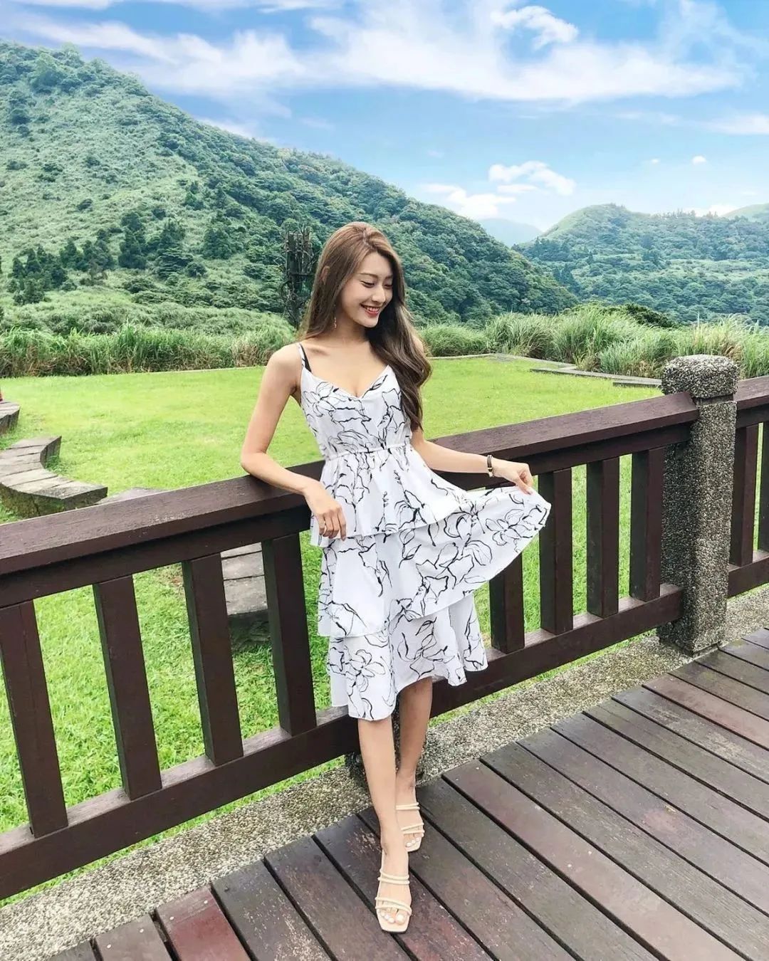 台湾网红郑安文，甜美又性感的气质女神
