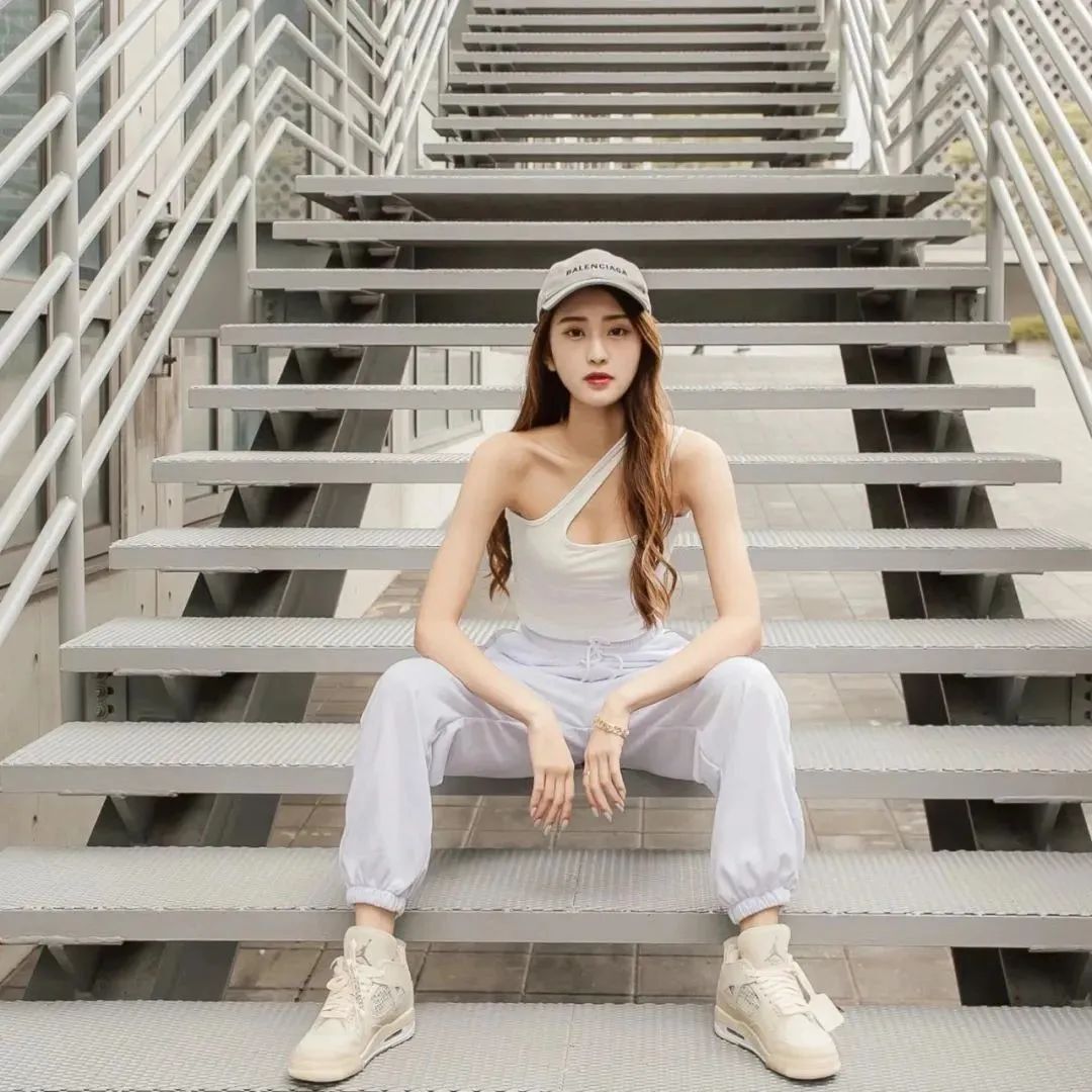 台湾网红郑安文，甜美又性感的气质女神