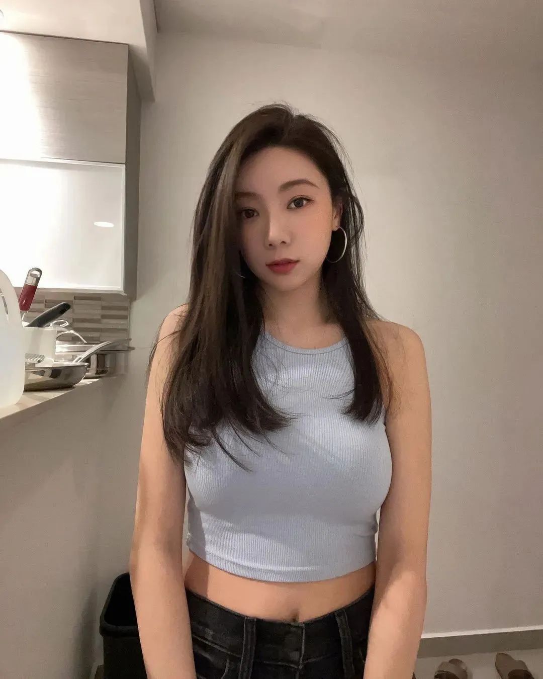 台湾网红邵岱儿，甜美又性感的气质女神