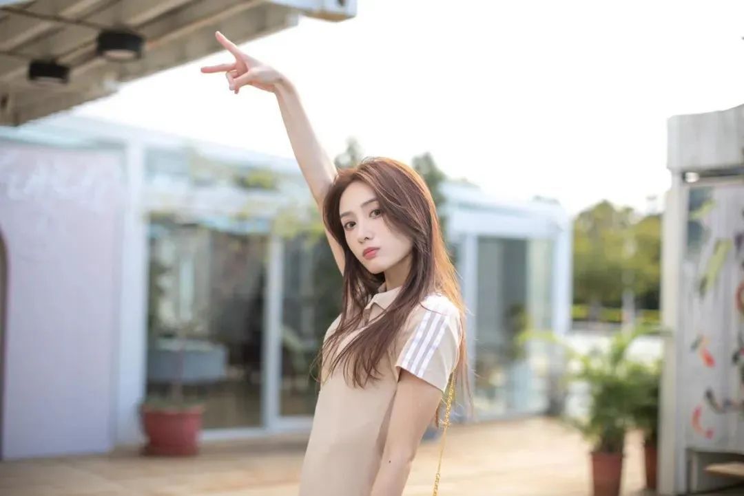 台湾网红君白，清纯可爱的啦啦队女神