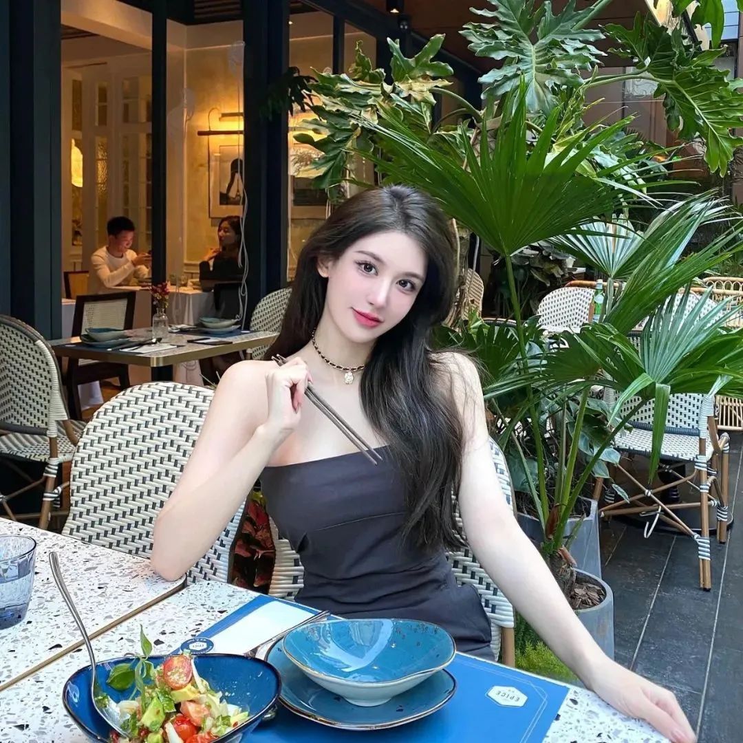 国产网红Jessie，拥有精致氛围感的时尚美女