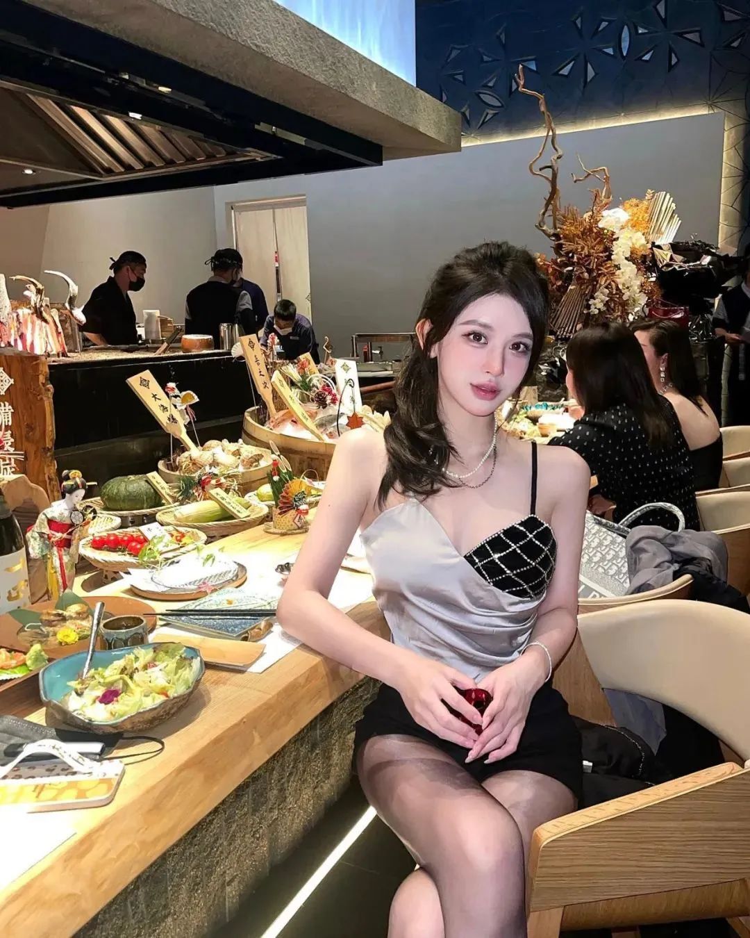 国产网红Jessie，拥有精致氛围感的时尚美女