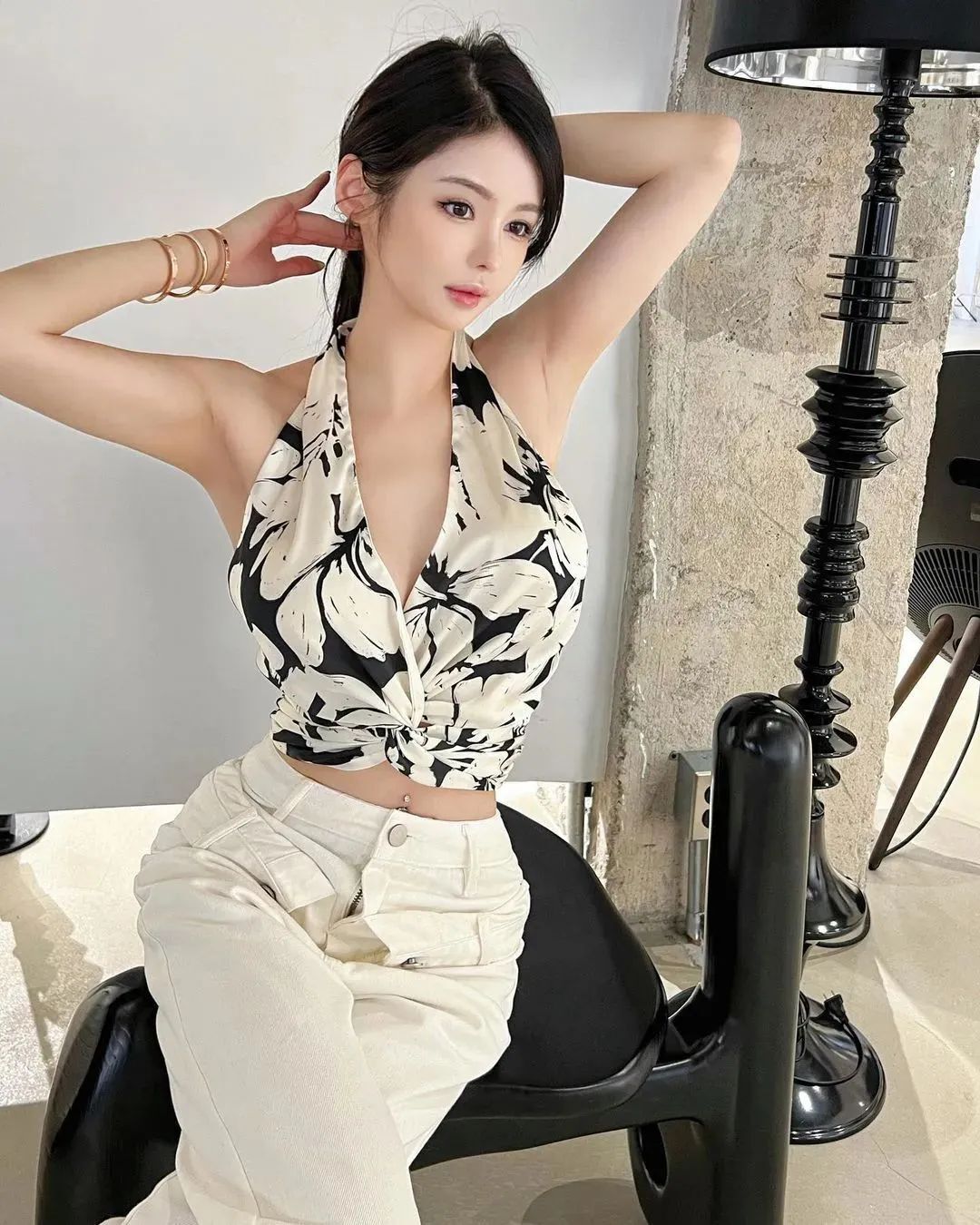 国产网红笑辛，拥有精致五官桃花眼的高冷系女神