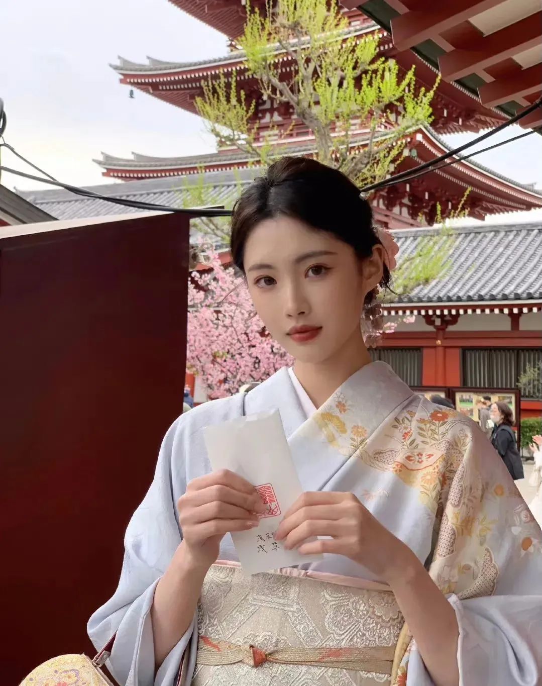 国产网红叶逸，如樱花般绽放美丽的温柔系女神