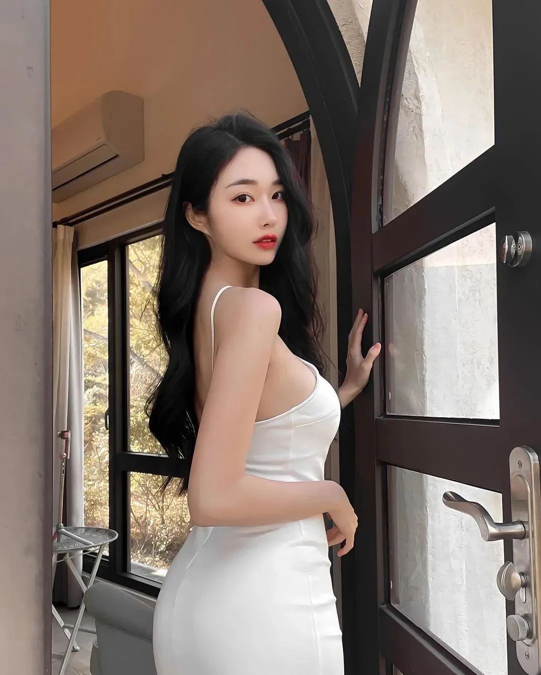 台湾网红美女黄上晏，拥有完美比例身材的音乐系女神