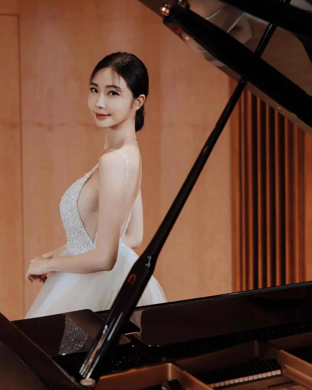 台湾网红美女黄上晏，拥有完美比例身材的音乐系女神