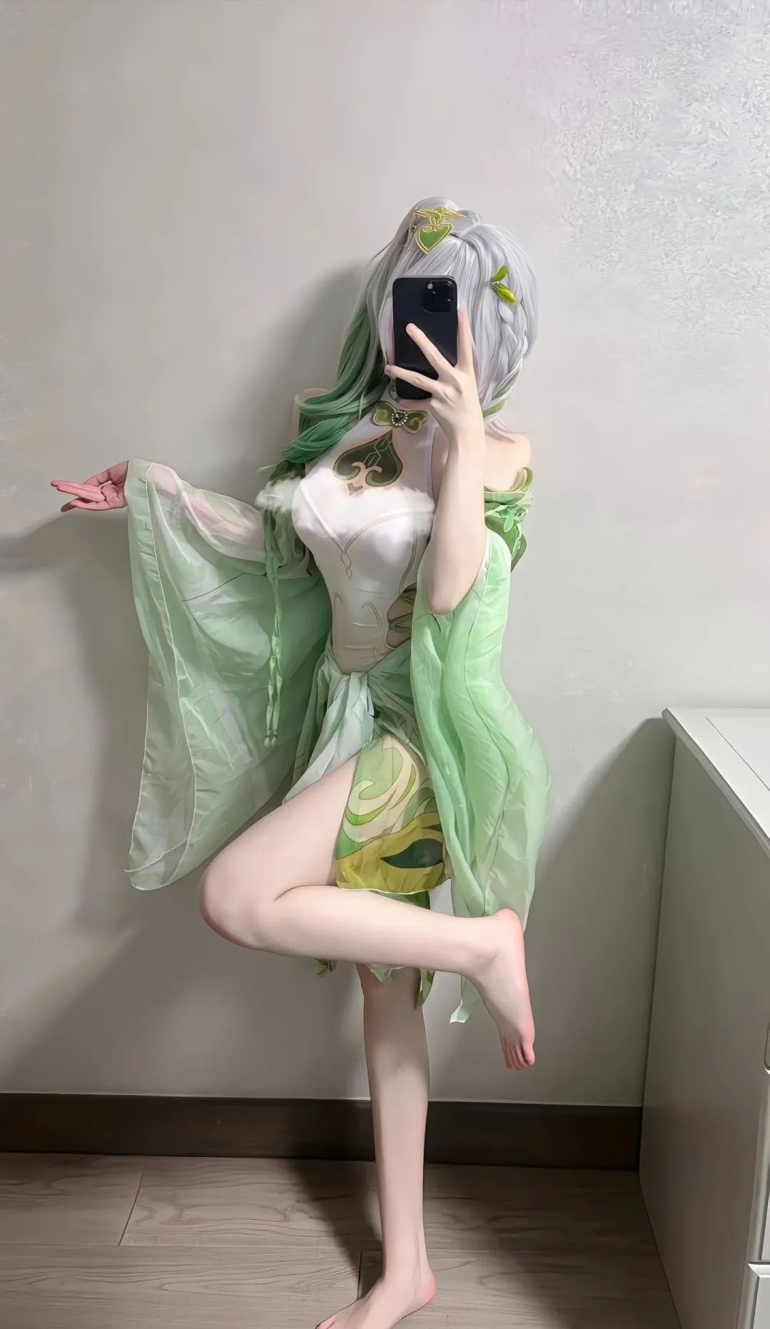原神cos：优菈大长腿真绝了！小草神泳装太可爱！申鹤这肉腿谁顶得住？
