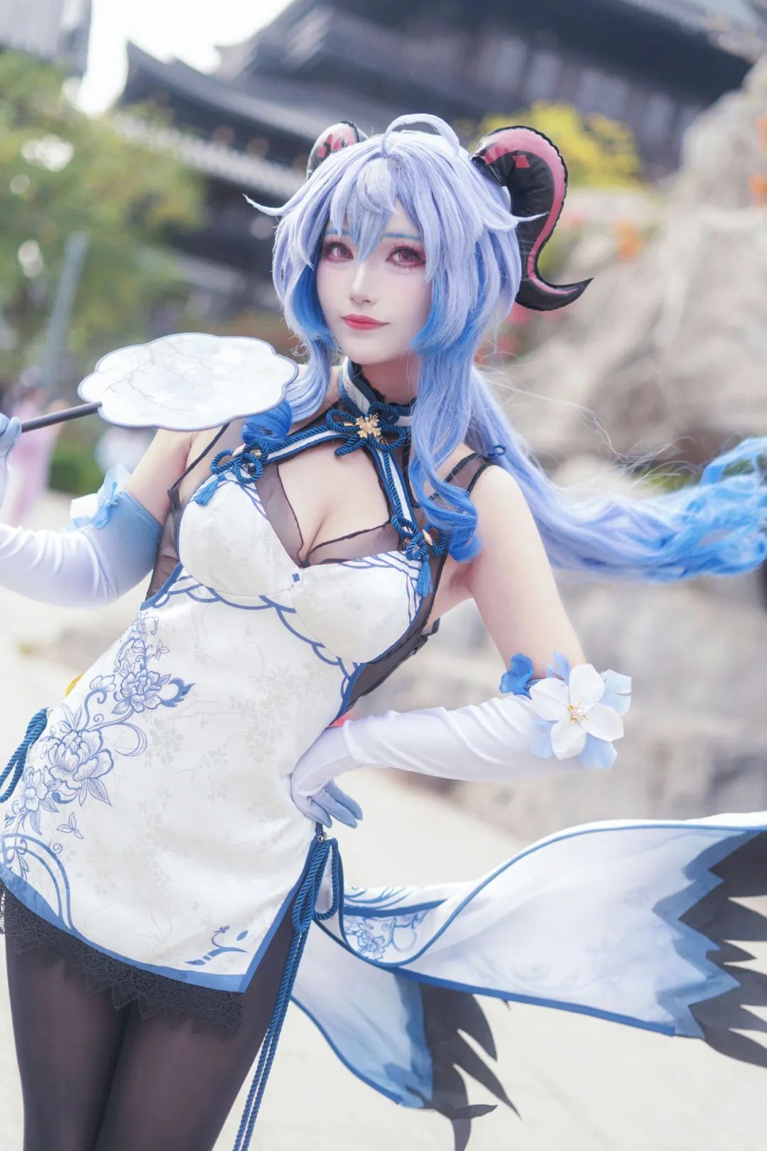 原神cos：泳装八重神子太顶了！雷神两款新服装，青花瓷旗袍甘雨美爆了！