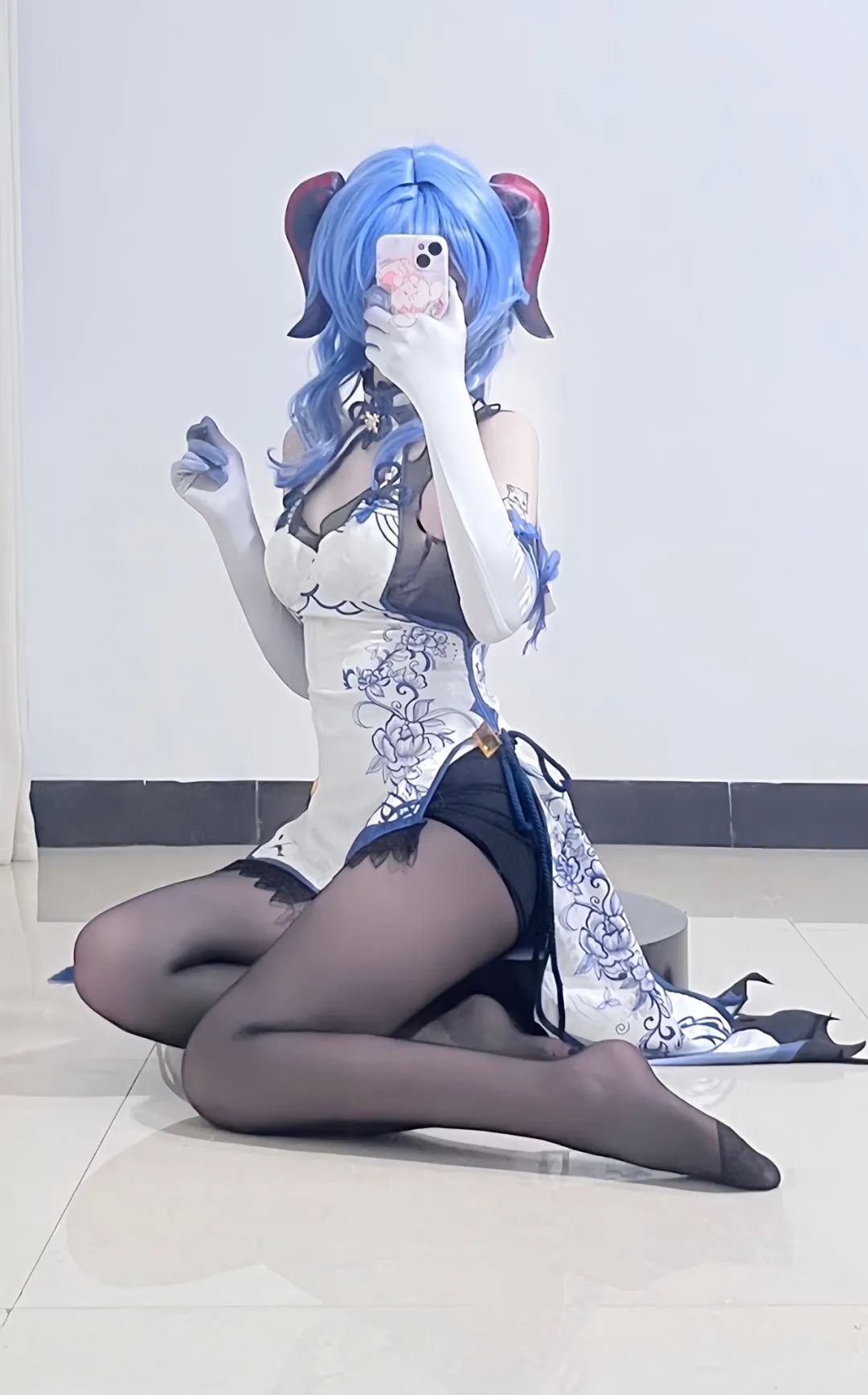 原神cos：黑丝+女仆装，双马尾莫娜巨可爱！赛车服申鹤，旗袍甘雨，紫色长裙神子！