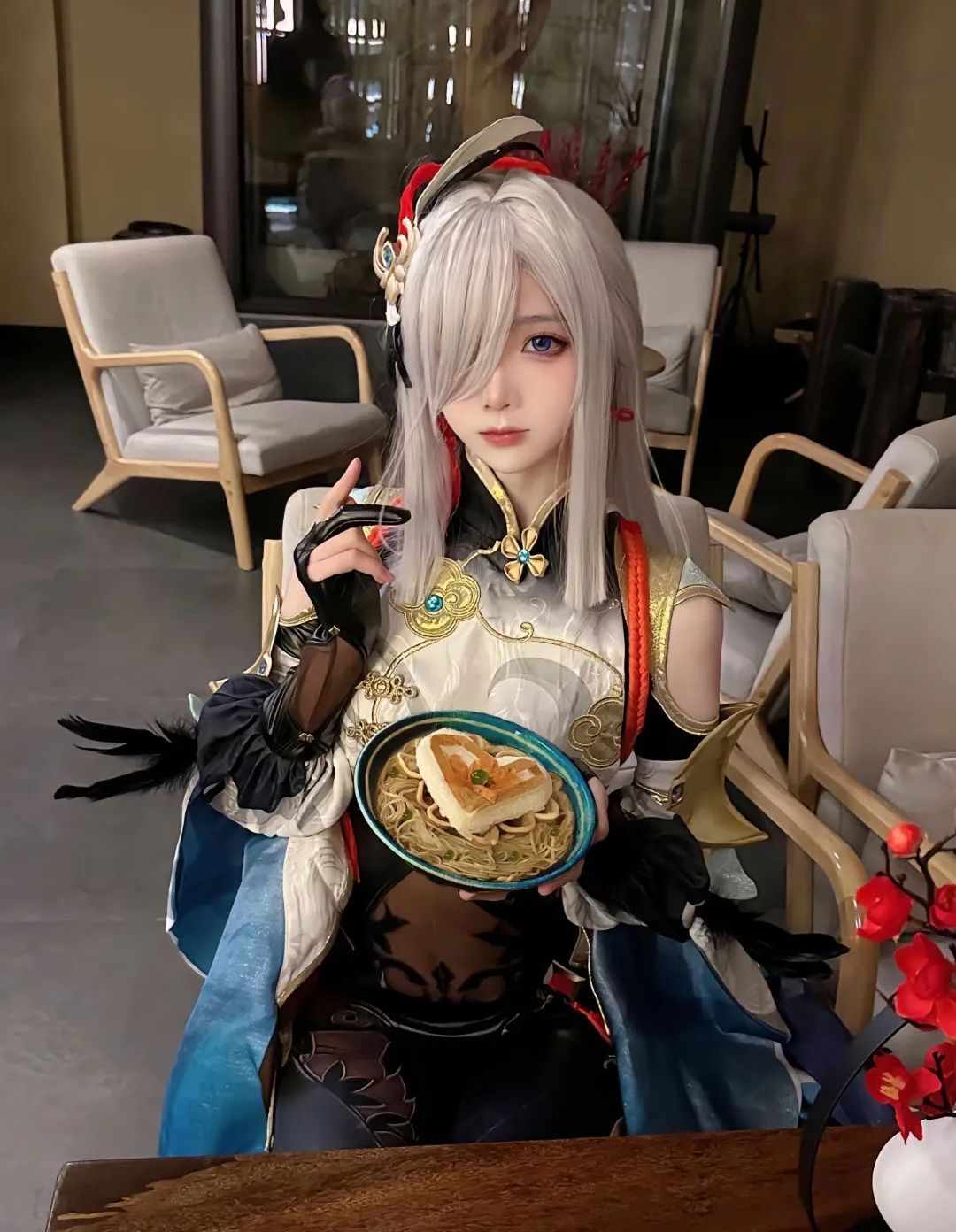 原神cos：黑丝连衣裙刻晴美出新高度！古装汉服甘雨，大草神，雷神制服，绫华女仆让人狂喜！