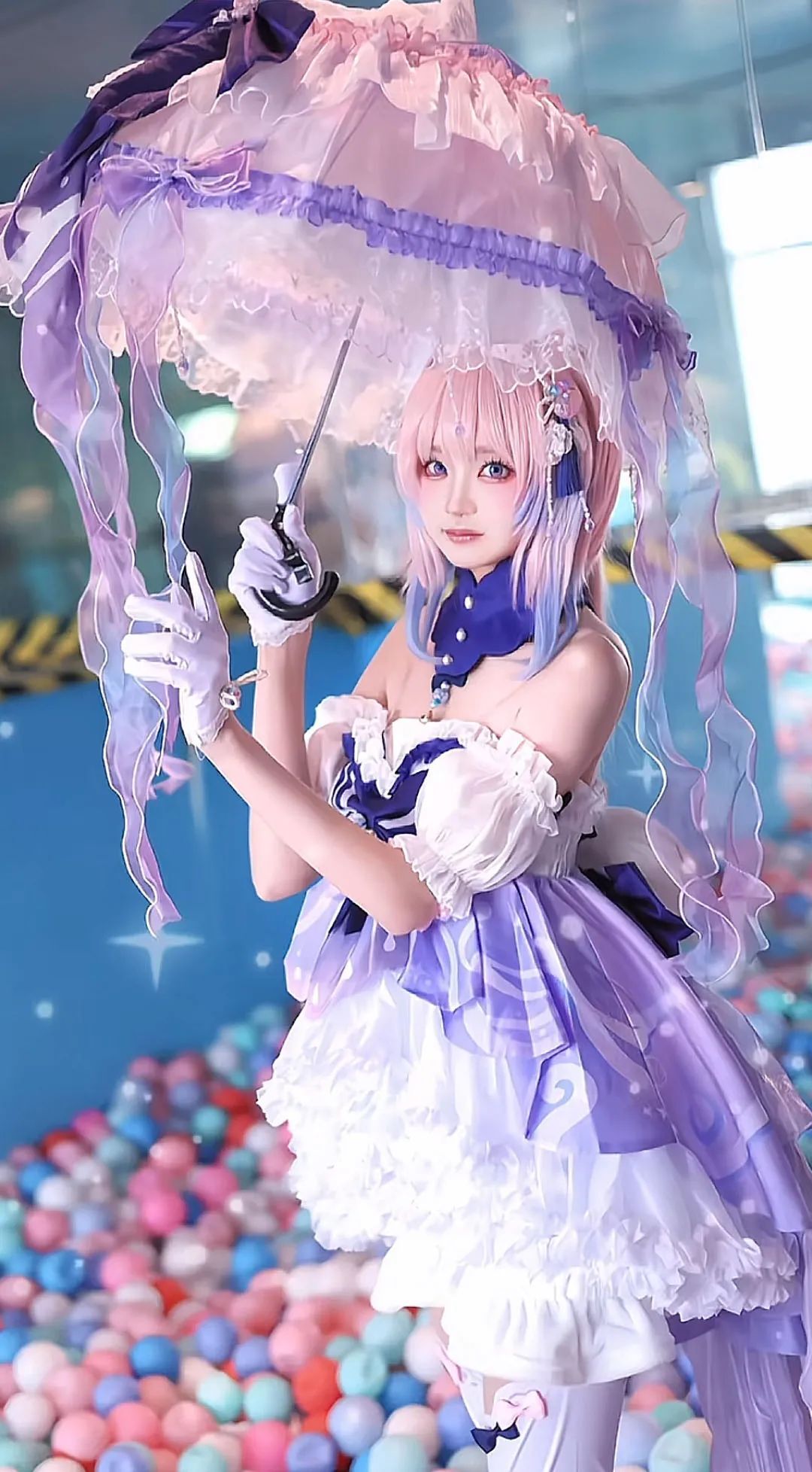 原神cos：女仆胡桃，黑色连衣裙优菈，双马尾女仆莫娜让人狂喜！公主裙心海太甜美了！