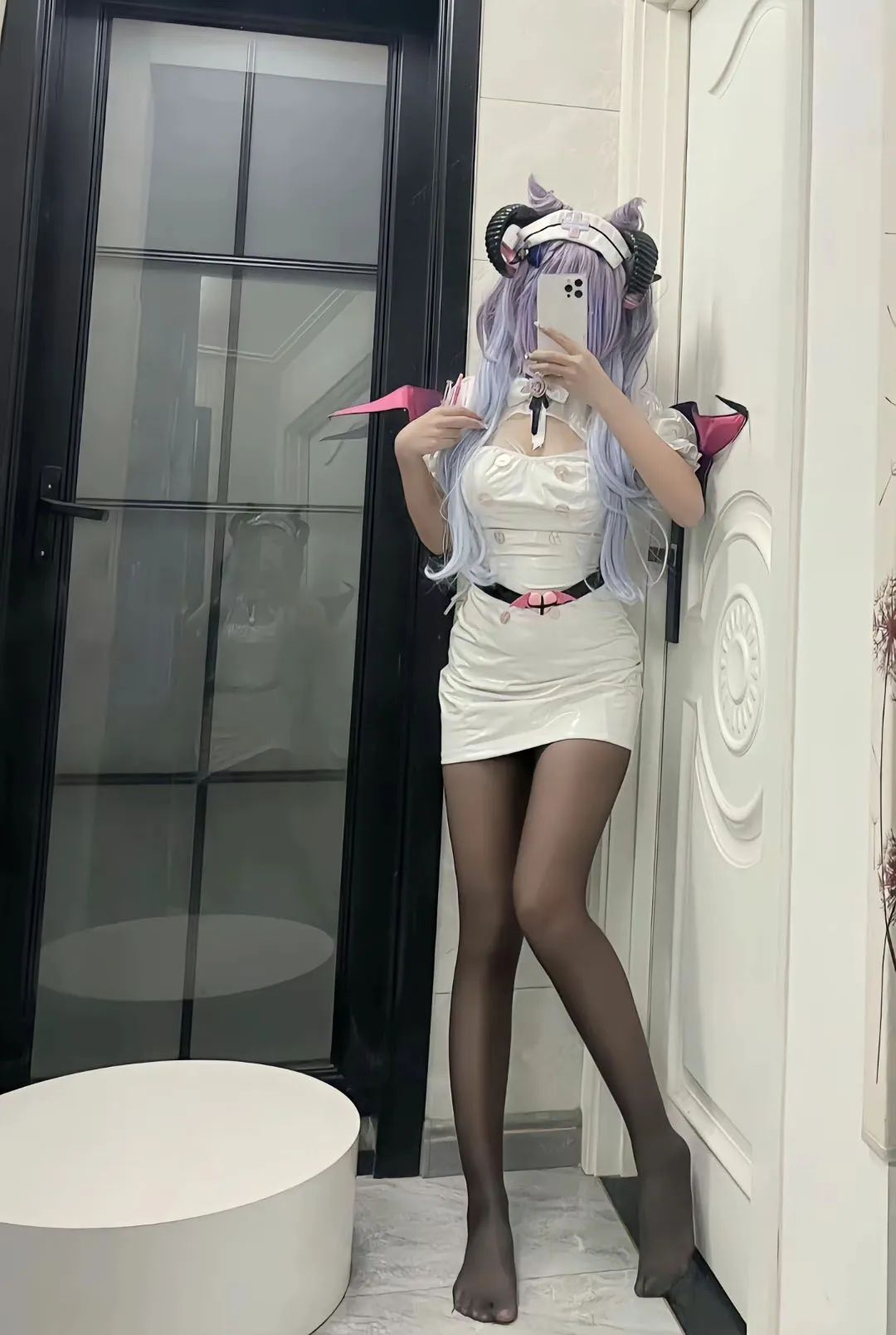 原神cos：白丝+婚纱，新娘甘雨太漂亮了！温泉里的绫华，勒肉黑丝申鹤让人狂喜！见过恶魔装的胡桃吗？