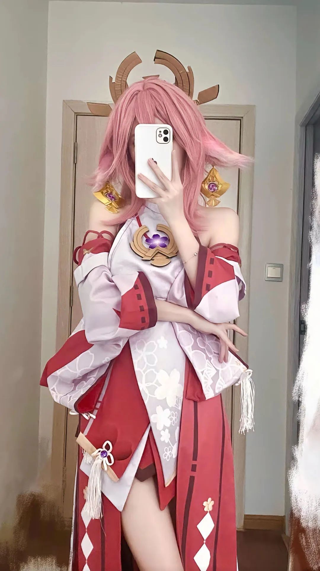 原神cos：白丝+婚纱，新娘甘雨太漂亮了！温泉里的绫华，勒肉黑丝申鹤让人狂喜！见过恶魔装的胡桃吗？