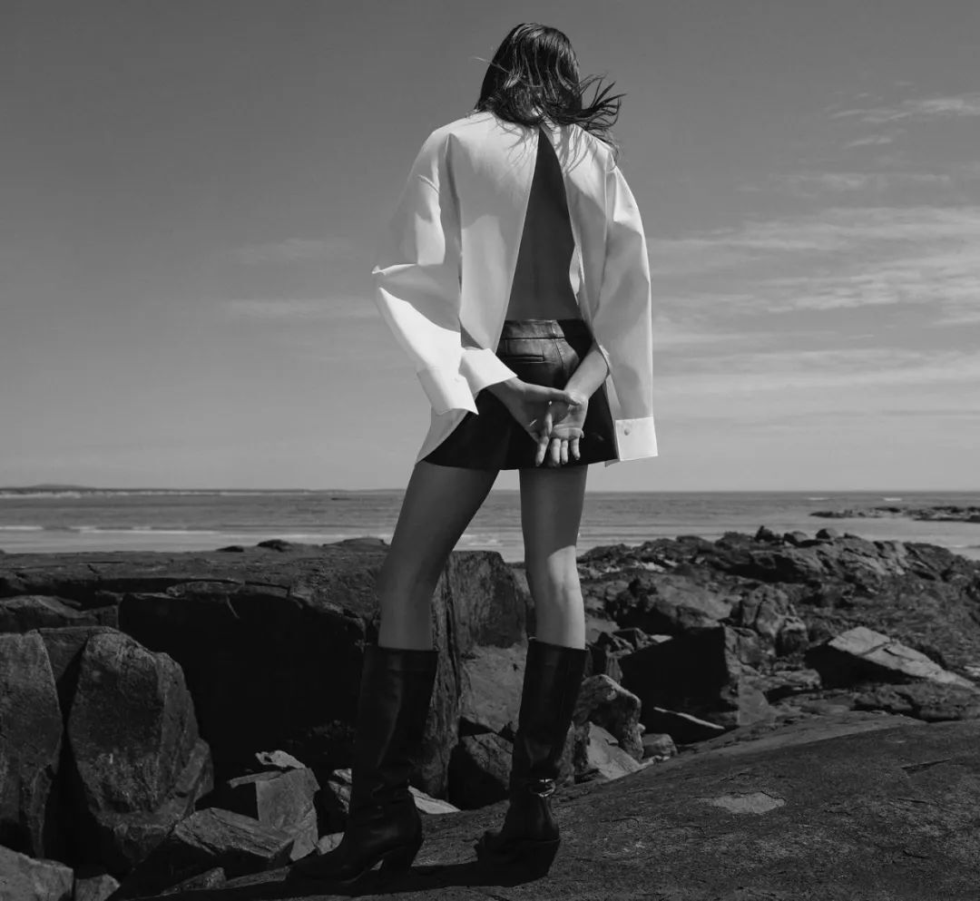 超模 | 凯亚·格伯《ELLE》封面写真，马里布沙滩性感摄影