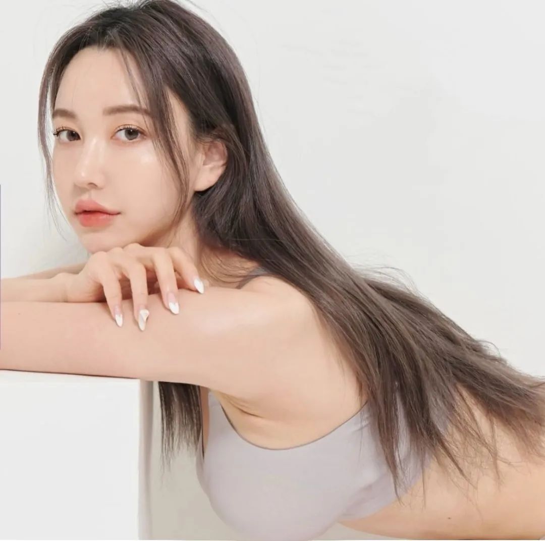 INS美女 | 韩国普拉提教练yetto，精致面容的性感健身模特