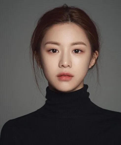 韩国模特高允贞，号称“整形模板”的小全智贤，知性少女穿搭范本