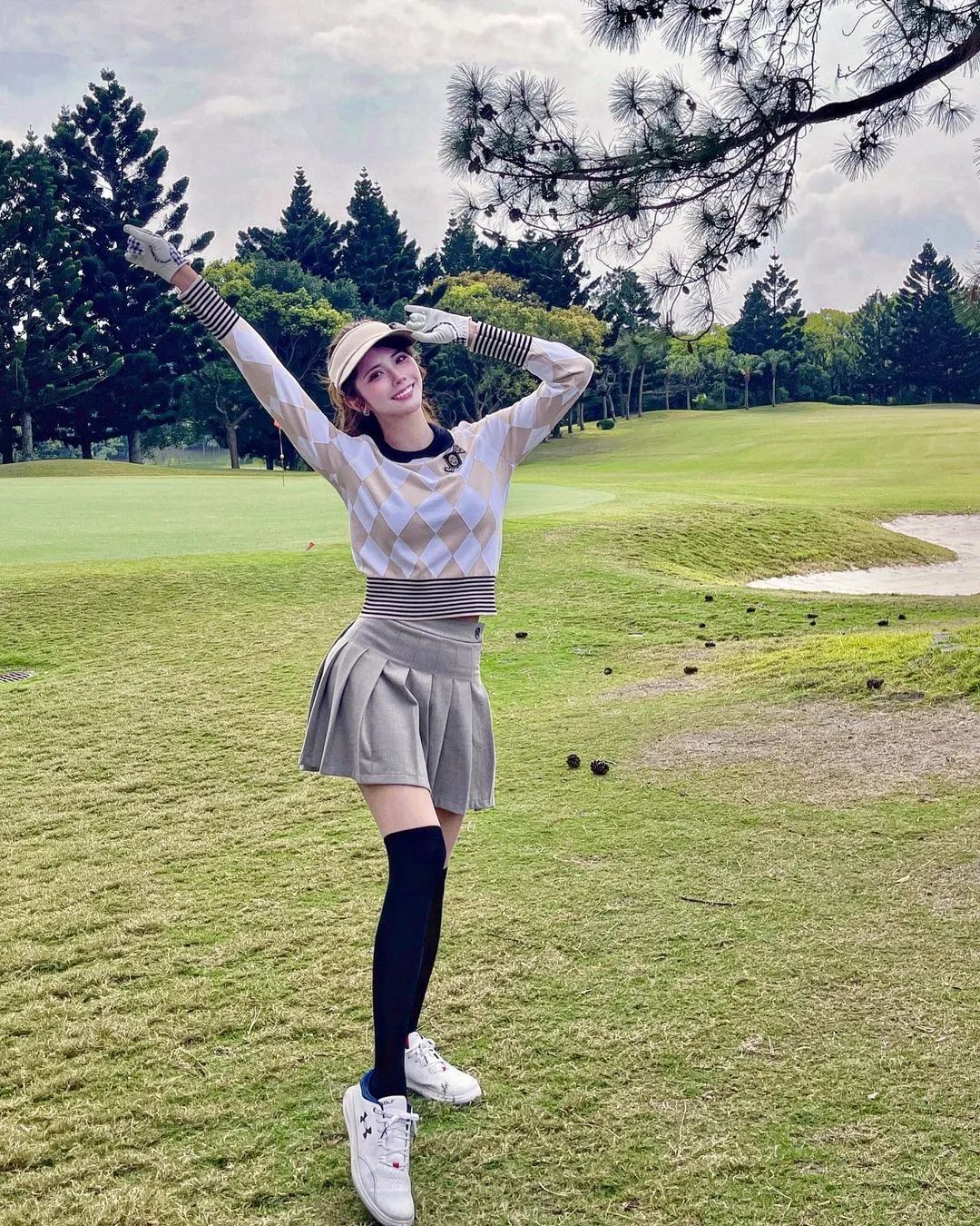 INS美女 | 台湾模特沐沐， 身材高挑气质出众，OL装性感无比