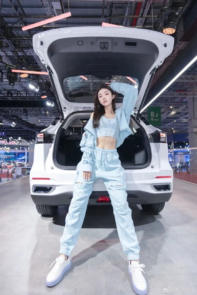 ​小花李凉凉xx，少见的可爱风车模