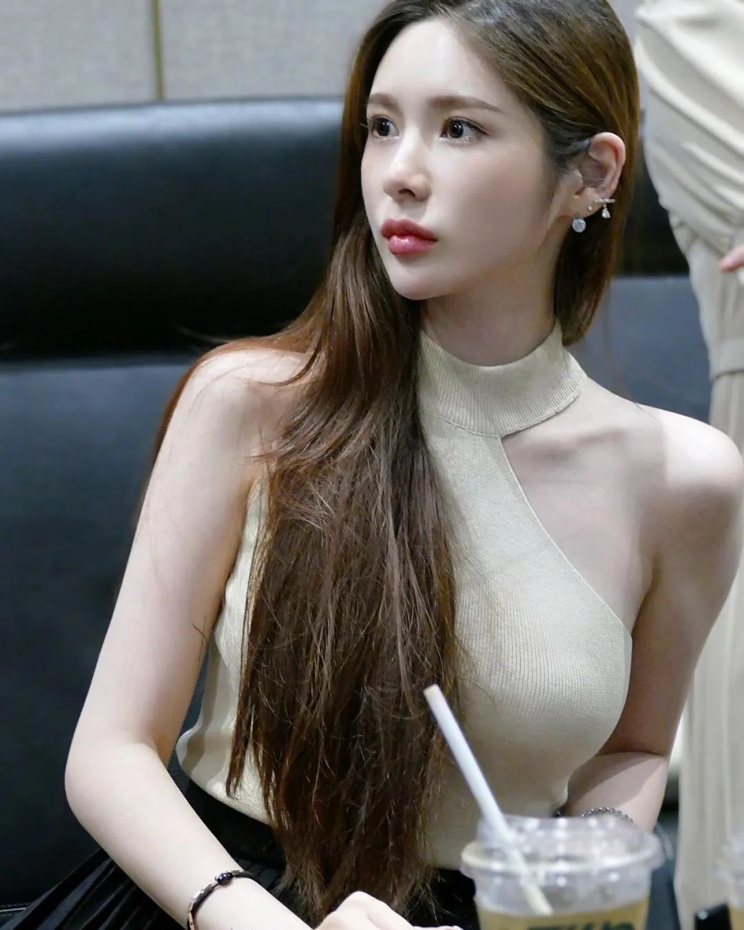 INS美女 | 韩国模特大赛冠军选手，长相和身材都属完美