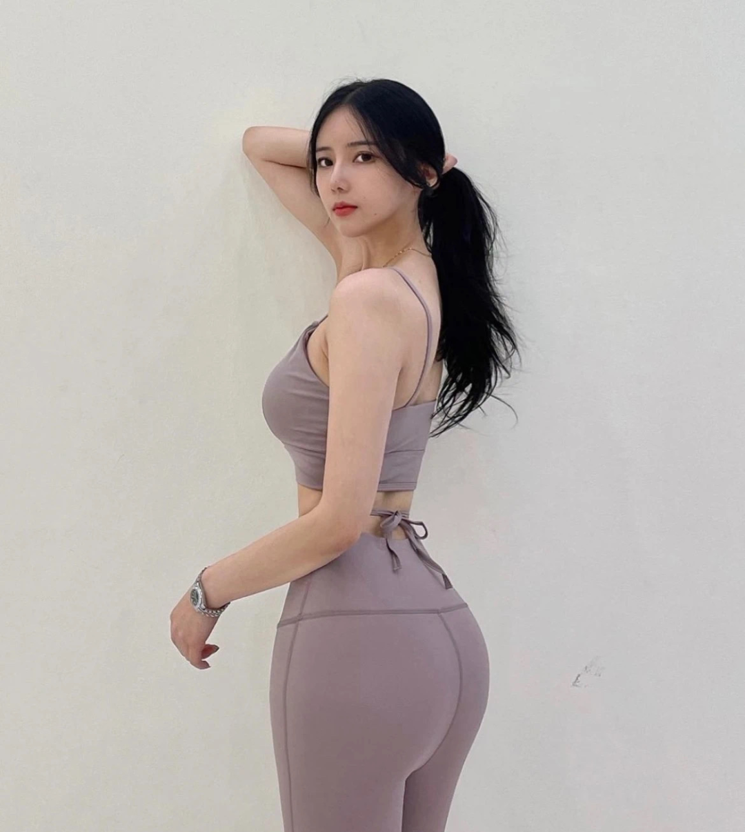 INS美女 | 韩国高颜值超欲健身模特，D杯+蜜桃臀！