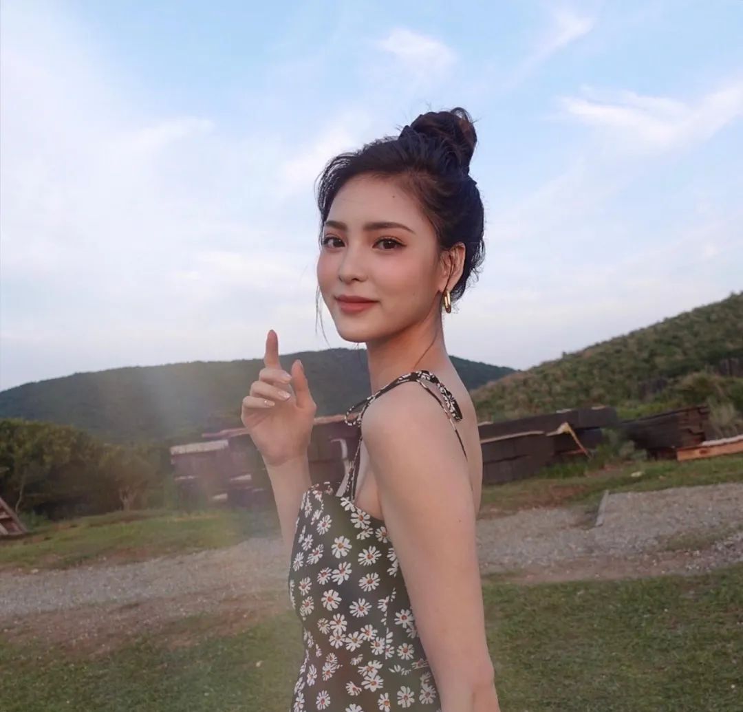 台湾长腿模特rosaxxlin，甜美长相和欧美风的S型曲线