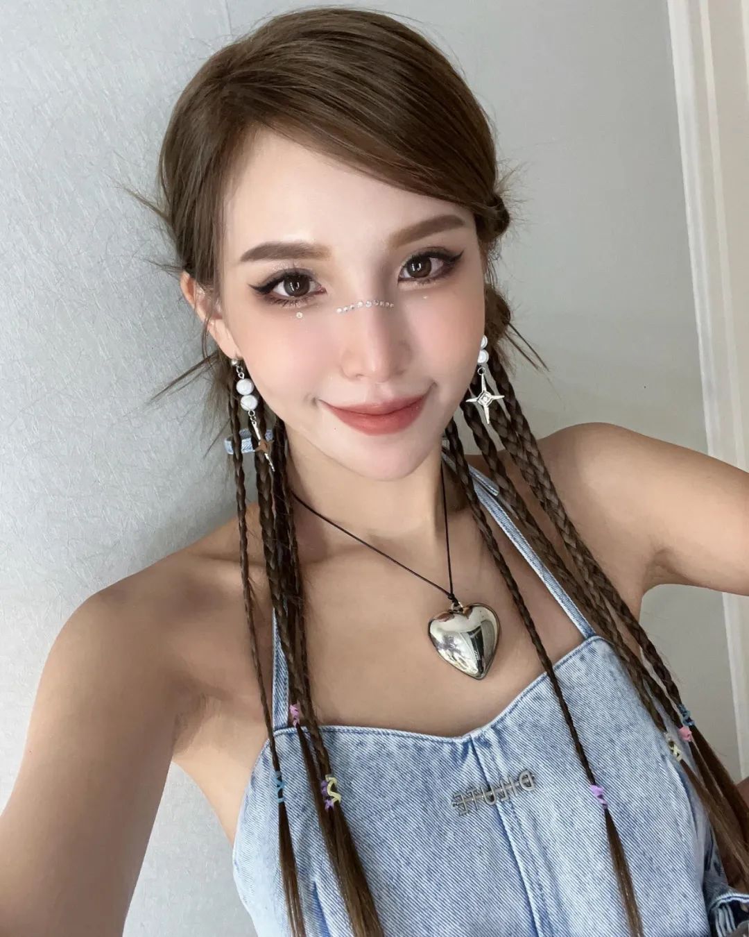 台湾模特意含，古铜色皮肤的欧美风辣妹