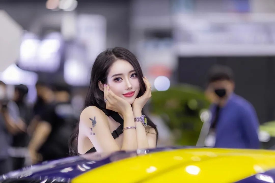 韩国车模do.vely，御姐脸漫画身材的妖艳芭比
