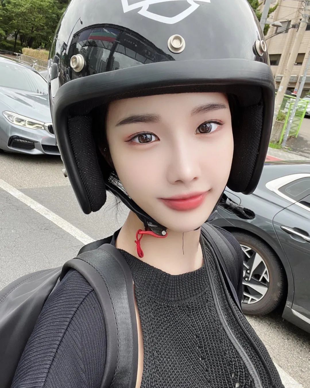 韩国模特娜娜，超白皙皮肤，风格多变的举牌女神