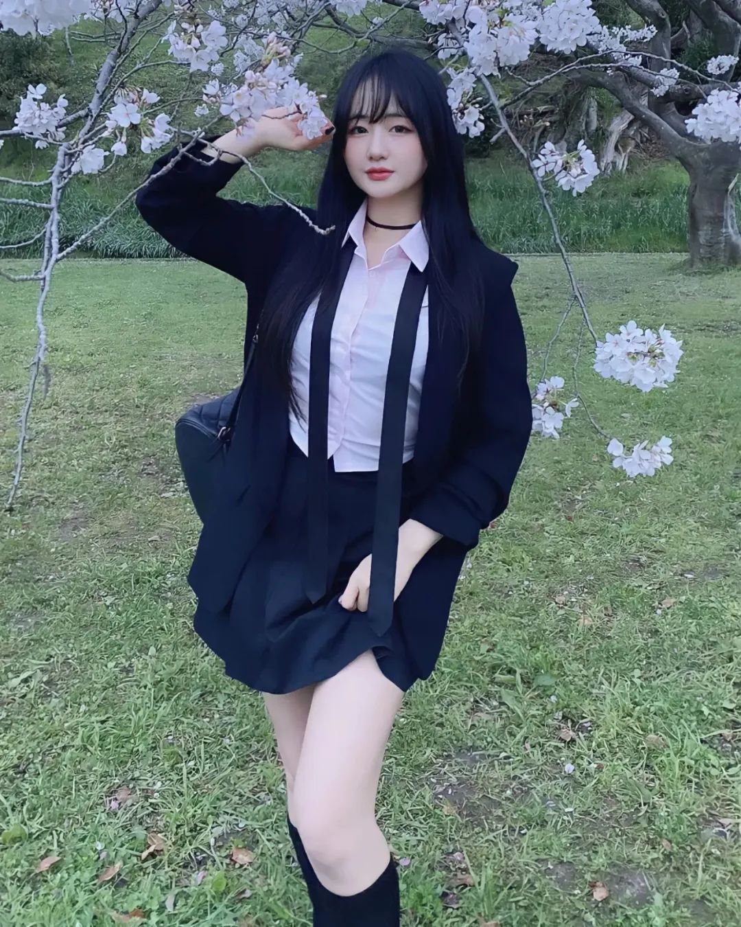 韩国模特Han Jina，可爱童颜，与不科学的丰满身材