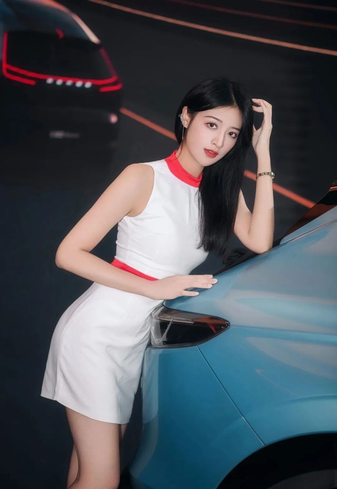 女神降临：好看的颜值车模小姐姐