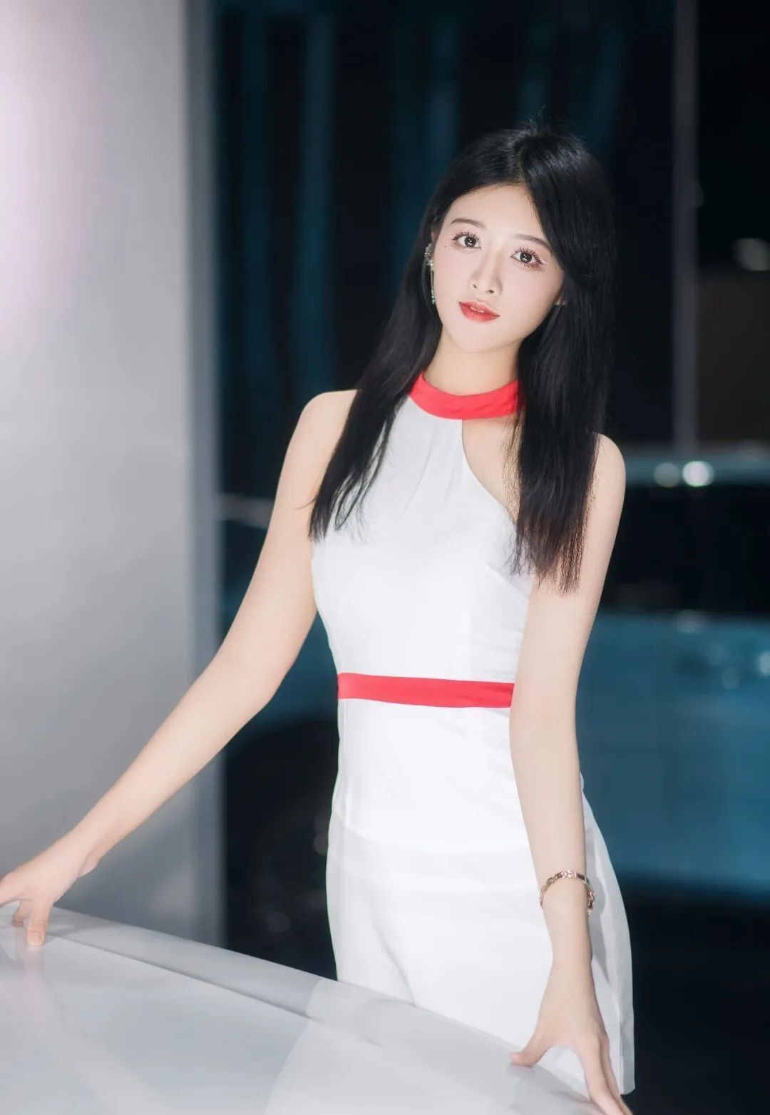 女神降临：好看的颜值车模小姐姐