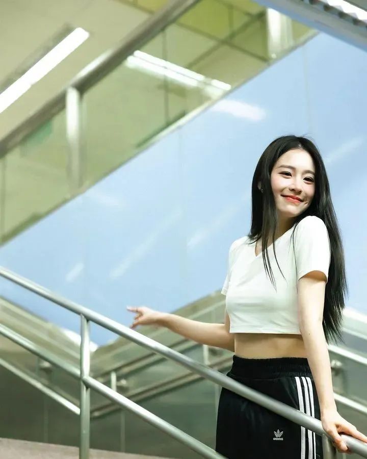 [仙女集]秀色掩今古，荷花羞玉颜