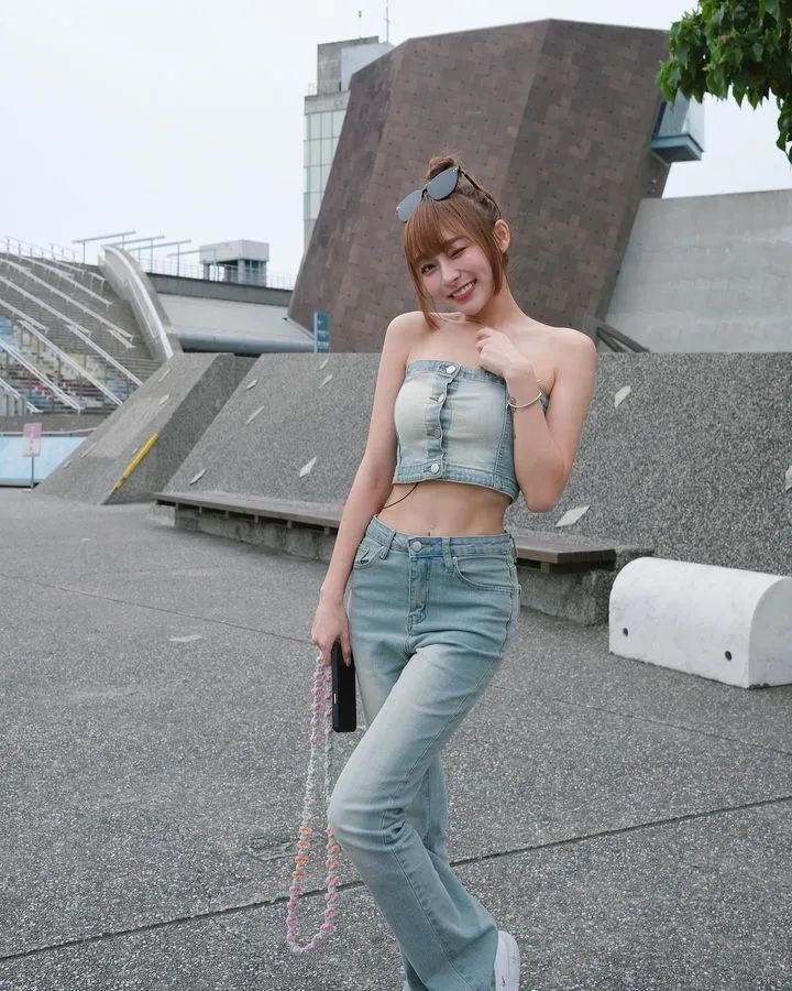 [仙女集]她望着年方十七，凹凸小巧，楚楚动人