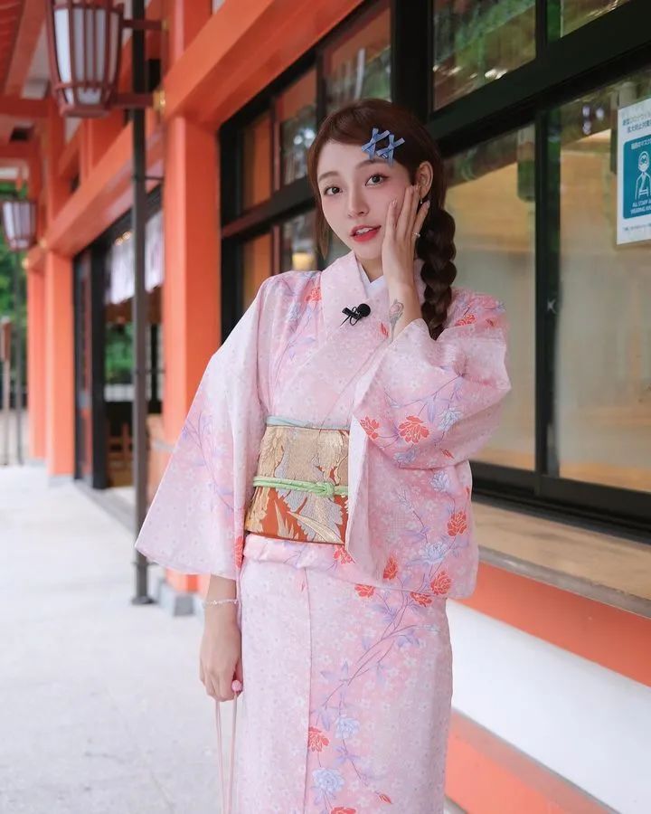 [仙女集]她望着年方十七，凹凸小巧，楚楚动人