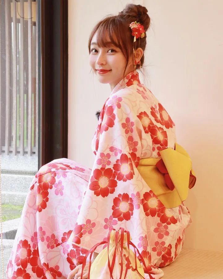 [仙女集]她望着年方十七，凹凸小巧，楚楚动人