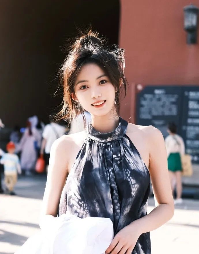 [仙女集]白色超短裙，真犯规了